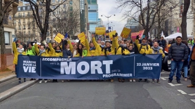 Thousands march for life in Paris
