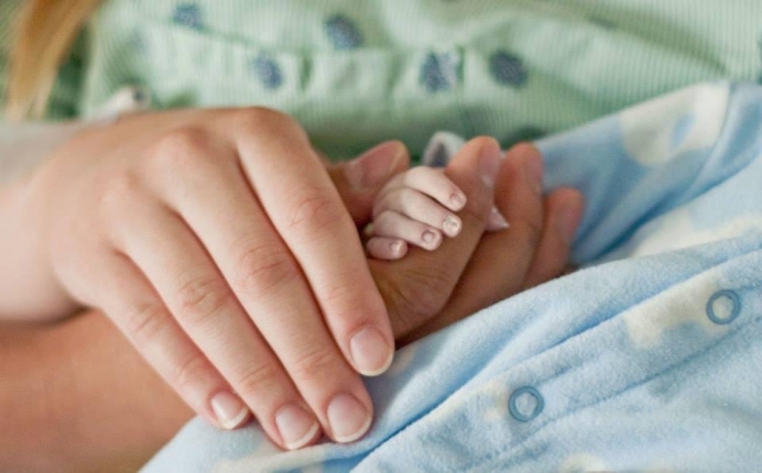 Lindsey holds her son Aiden&#039;s hand