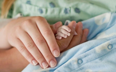 Lindsey holds her son Aiden&#039;s hand